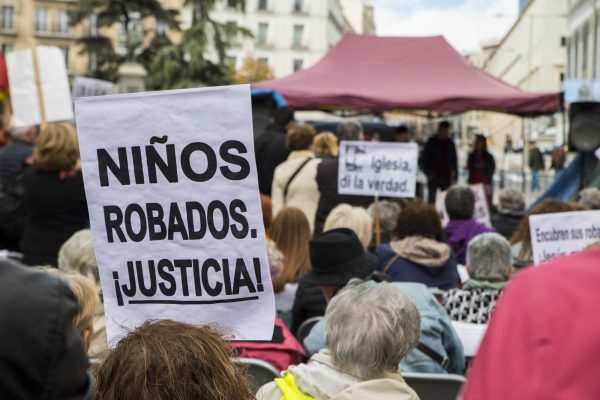 Pancarta en la manifestación por la aprobación de la 'Ley de bebés robados' frente al Congreso de los Diputados. Madrid