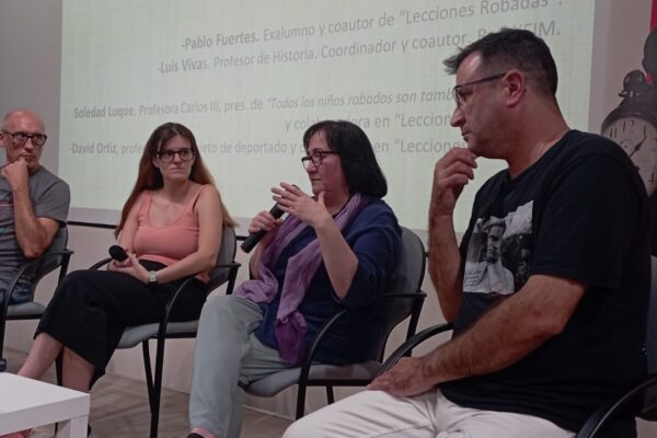 Participantes durante el Acto 'Bebés Robados y represión'. Espacio Rosa Luxemburgo.